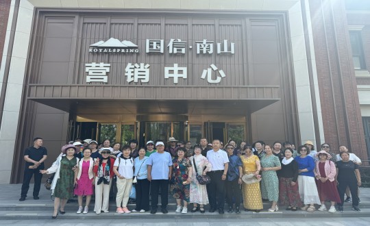 3.经开区运动总会走进suncitygroup太阳集团·南山温泉城合影留念_副本.jpg