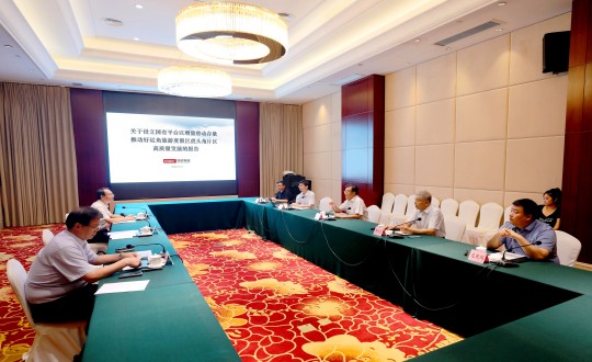 18.荣成市委市政府向导听取王岩董事长汇报事情_副本.jpg